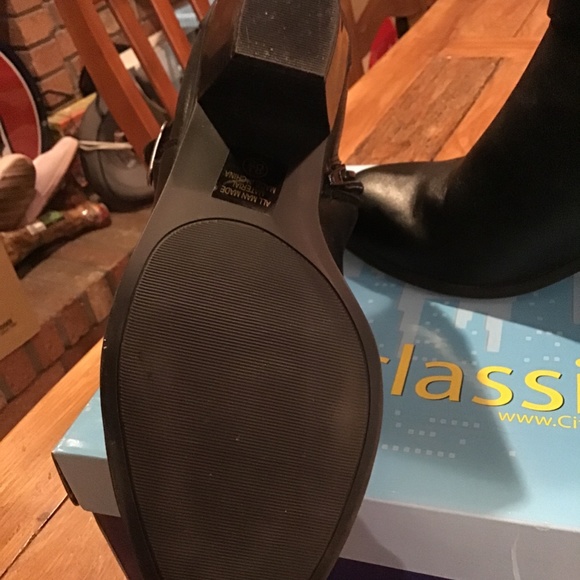 Short Sexy Zip Up Boots - Picture 3 of 4